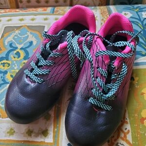 DSG 10k kids Pink And Black Plastic Soccer Cleats With Blue And Black Laces